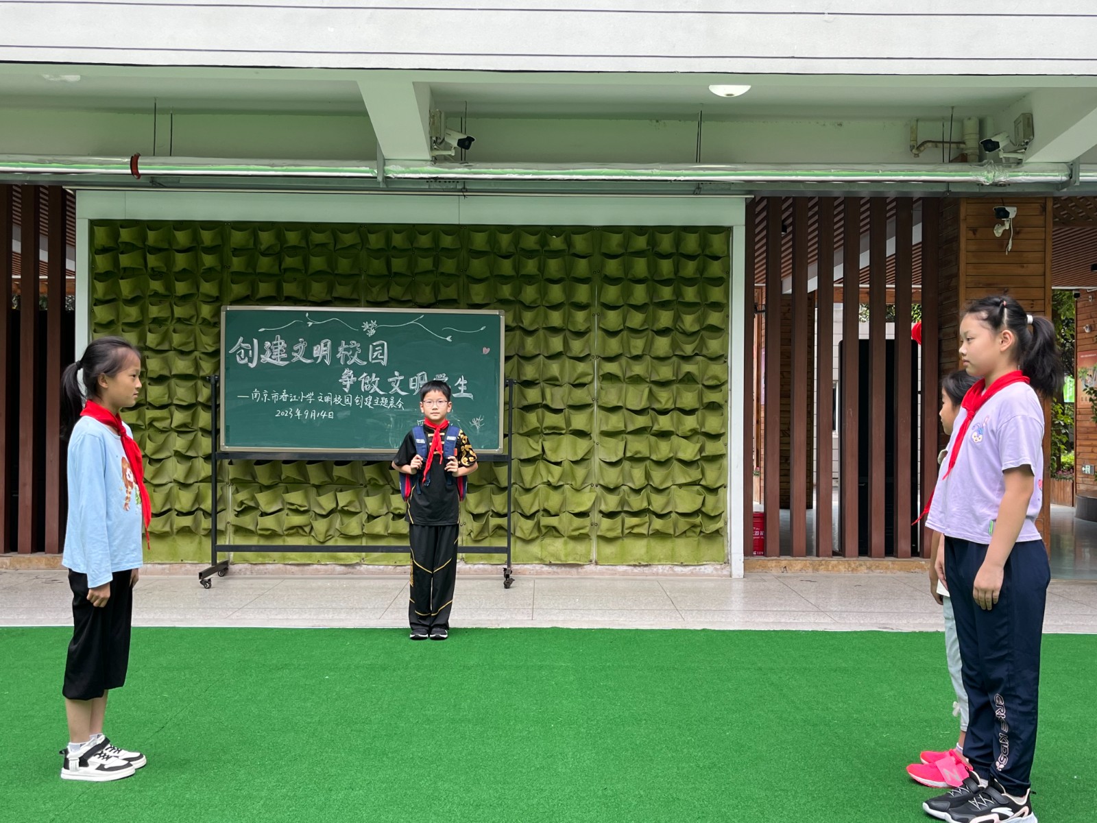9月14日，南京市春江小学开展“创建文明校园 争做文明学生”主题晨会.jpg